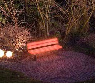 Светящиеся скамейки – интересное решение для городских парков